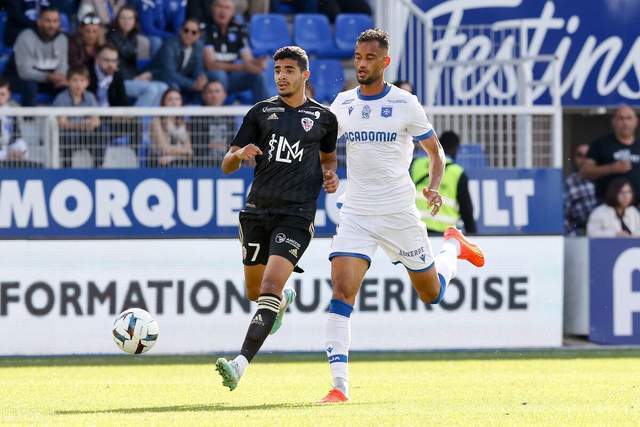 法尔14分14板7帽布莱克尼30分 肯帝亚不敌新疆